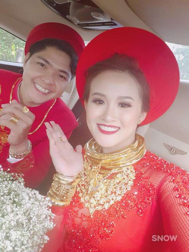 Xuất hiện đám cưới 100 cây vàng đình đám đến mức cô dâu trĩu cổ, chật kín hai tay vì vàng ở Cà Mau khiến MXH xôn xao